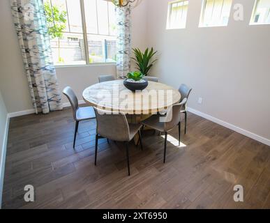 Salle à manger avec table circulaire en bois et six chaises Banque D'Images