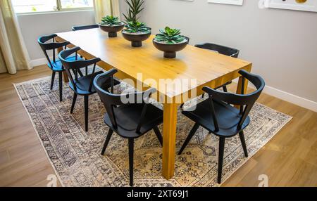 Salle à manger en bois Table avec huit chaises Banque D'Images
