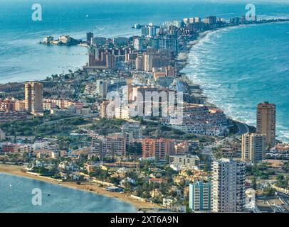 Vue aérienne de la broche balnéaire de la Manga de Mar Menor dans la région de Murcie, Espagne, longue bande pleine d'hôtels, maisons de vacances populaires pour les touristes locaux Banque D'Images