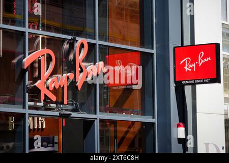 Cologne, Allemagne, 12 août 2024 : panneau publicitaire du magasin Ray Ban sur la célèbre rue commerçante Schildergasse à Cologne Banque D'Images