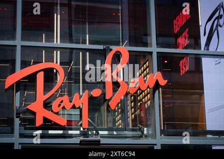 Cologne, Allemagne, 12 août 2024 : panneau publicitaire du magasin Ray Ban sur la célèbre rue commerçante Schildergasse à Cologne Banque D'Images