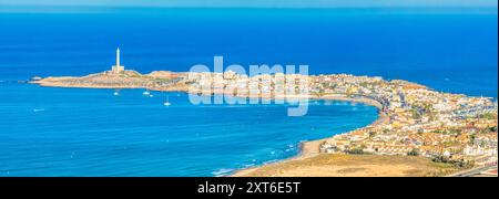 Vue aérienne du Cap Palos près de la Manga et Mar Menor populaire station balnéaire espagnole ville de vacances à Murcie Espagne avec phare Banque D'Images