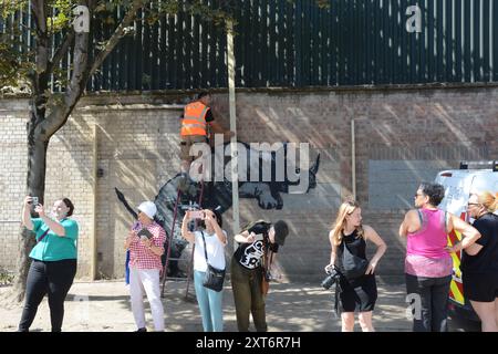 Le rhinocéros de Banksy à Charlton a été marqué quelques heures après son dévoilement et le lendemain, l'œuvre était protégée. Banque D'Images