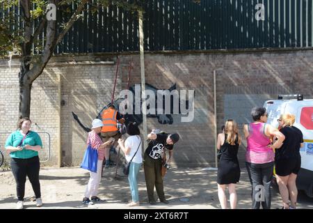 Le rhinocéros de Banksy à Charlton a été marqué quelques heures après son dévoilement et le lendemain, l'œuvre était protégée. Banque D'Images