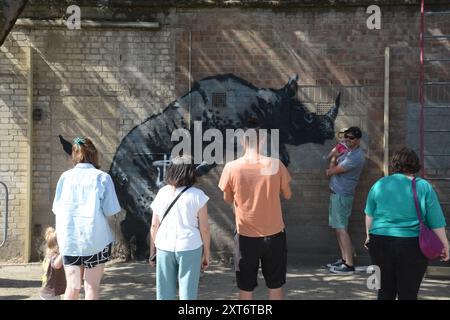 Le rhinocéros de Banksy à Charlton a été marqué quelques heures après son dévoilement et le lendemain, l'œuvre était protégée. Banque D'Images