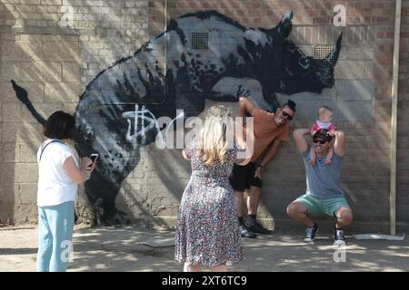 Le rhinocéros de Banksy à Charlton a été marqué quelques heures après son dévoilement et le lendemain, l'œuvre était protégée. Banque D'Images