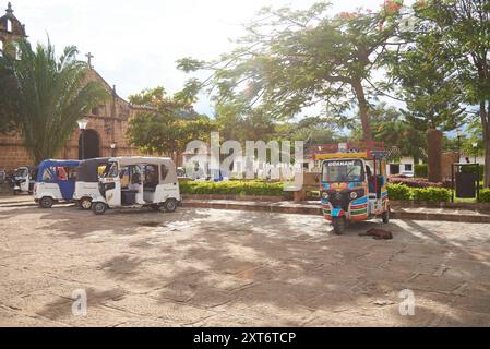 Guane, Santander, Colombie ; 26 novembre 2022 : place principale, des cabines de moto pittoresques colorées attendent les touristes pour leur offrir des visites guidées Banque D'Images