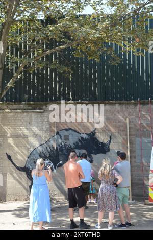 Le rhinocéros de Banksy à Charlton a été marqué quelques heures après son dévoilement et le lendemain, l'œuvre était protégée. Banque D'Images