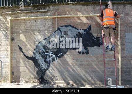 Le rhinocéros de Banksy à Charlton a été marqué quelques heures après son dévoilement et le lendemain, l'œuvre était protégée. Banque D'Images