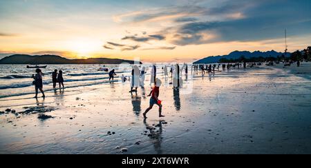 Langkawi Island, Malaisie-mai 05 2023 : comme le soleil se couche derrière les petites îles au large de la côte ouest de Langkawi, beaucoup de gens se rassemblent le long du bord de mer, à Banque D'Images