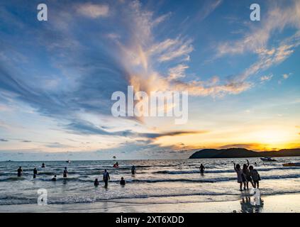 Langkawi Island, Malaisie-mai 05 2023 : comme le soleil se couche derrière les petites îles au large de la côte ouest de Langkawi, beaucoup de gens se rassemblent le long du bord de mer, à Banque D'Images