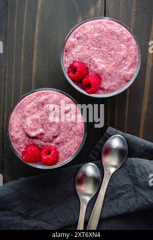 Vue de dessus des plats de framboise Chia Pudding : pudding de petit déjeuner aux fruits sains et aux graines de chia garni de framboises fraîches Banque D'Images
