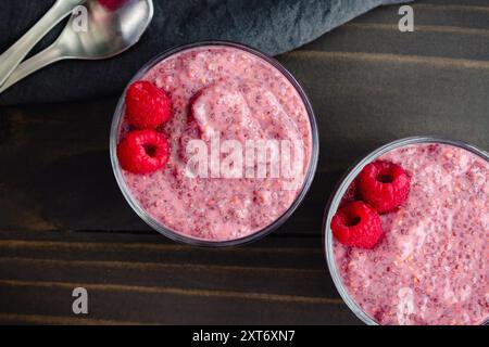 Vue de dessus des plats de framboise Chia Pudding : pudding de petit déjeuner aux fruits sains et aux graines de chia garni de framboises fraîches Banque D'Images