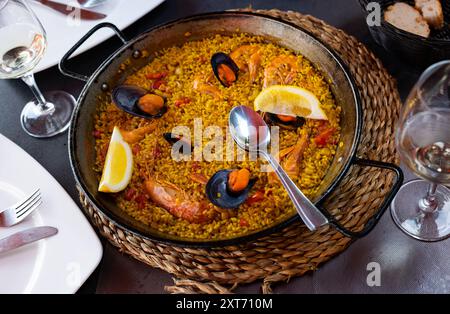 Paella marinera avec crevettes et moules servies sur le frype de fer Banque D'Images