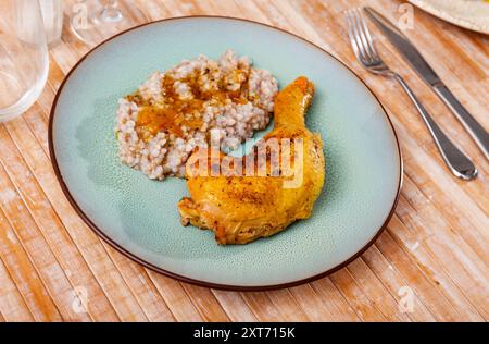 Cuisses de poulet avec sarrasin, délicieux dîner Banque D'Images