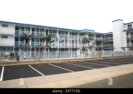 Cet hôtel de Wildwood présente une architecture emblématique des années 1950, avec des angles audacieux et des couleurs vives de style rétro art déco. Banque D'Images