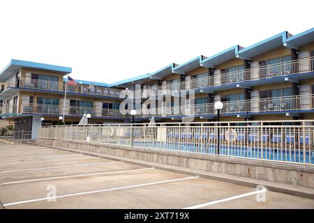 Cet hôtel de Wildwood présente une architecture emblématique des années 1950, avec des angles audacieux et des couleurs vives de style rétro art déco. Banque D'Images