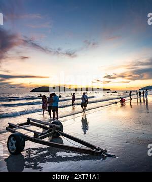 Langkawi Island, Malaisie-mai 05 2023 : comme le soleil se couche derrière les petites îles au large de la côte ouest de Langkawi, beaucoup de gens se rassemblent le long du bord de mer, à Banque D'Images