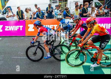 Rotterdam, pays-Bas. 13 août 2024. Les coureurs franchissent la ligne d'arrivée lors de la deuxième étape. Après le grand départ hier, les étapes 2 et 3 ont eu lieu le même jour. La course a couvert soixante-neuf kilomètres plats lors de l'étape 2, immédiatement suivie par le contre-la-montre individuel de l'étape 3 de 6,3 kilomètres. En huit étapes, le peloton féminin couvrira 946 kilomètres, commençant à Rotterdam, puis descendant l'extrémité est de la France, et finissant au sommet de l'une des ascensions les plus emblématiques du cyclisme, l'Alpe d'Huez. Crédit : SOPA images Limited/Alamy Live News Banque D'Images