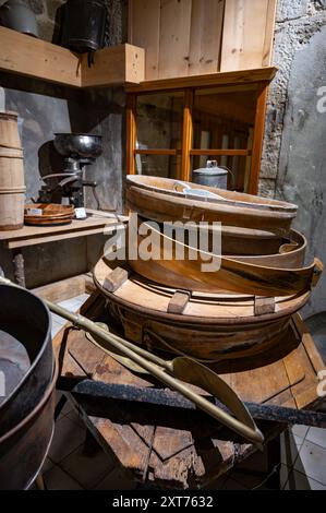 Ancien équipement pour la production de fromage, roues, rondes de fromage de Comte à base de lait cru de vache, région Franche-Comte, Jura, France Banque D'Images