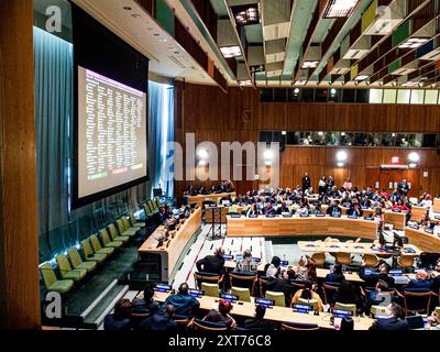 New York, New York, États-Unis. 13 août 2024. La 103e Réunion plénière de l'Assemblée générale sur les ODD, le racisme et les votes DE SAMOA s'est tenue dans la salle du Conseil de tutelle, alors que la salle de l'Assemblée générale est en train de recevoir un nouveau plancher sur le podium en préparation de l'AGNU en septembre. Sur l'écran, on peut voir les statistiques du membre voté sur plusieurs amendements qui ont été votés. (Crédit image : © Bianca Otero/ZUMA Press Wire) USAGE ÉDITORIAL SEULEMENT! Non destiné à UN USAGE commercial ! Banque D'Images