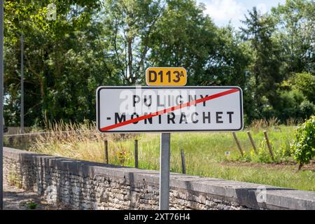 Panneau routier Puligny-Montrachet village, vin de Bourgogne France. Vinification de vin sec blanc de haute qualité à partir de raisins Chardonnay sur des vignobles de classe grand cru Banque D'Images