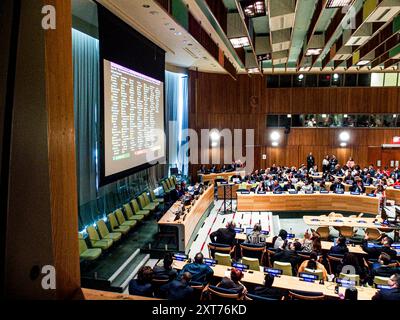 New York, New York, États-Unis. 13 août 2024. La 103e Réunion plénière de l'Assemblée générale sur les ODD, le racisme et les votes DE SAMOA s'est tenue dans la salle du Conseil de tutelle, alors que la salle de l'Assemblée générale est en train de recevoir un nouveau plancher sur le podium en préparation de l'AGNU en septembre. Sur l'écran, on peut voir les statistiques du membre voté sur plusieurs amendements qui ont été votés. (Crédit image : © Bianca Otero/ZUMA Press Wire) USAGE ÉDITORIAL SEULEMENT! Non destiné à UN USAGE commercial ! Banque D'Images