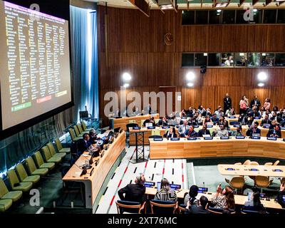 New York, New York, États-Unis. 13 août 2024. La 103e Réunion plénière de l'Assemblée générale sur les ODD, le racisme et les votes DE SAMOA s'est tenue dans la salle du Conseil de tutelle, alors que la salle de l'Assemblée générale est en train de recevoir un nouveau plancher sur le podium en préparation de l'AGNU en septembre. Sur l'écran, on peut voir les statistiques du membre voté sur plusieurs amendements qui ont été votés. (Crédit image : © Bianca Otero/ZUMA Press Wire) USAGE ÉDITORIAL SEULEMENT! Non destiné à UN USAGE commercial ! Banque D'Images