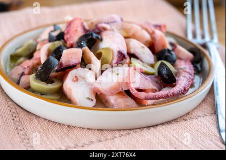 Savoureux antipasti salade ou plat de fruits de mer, poulpe grillé style ligure avec olives vertes et noires servies dans le restaurant italien Banque D'Images