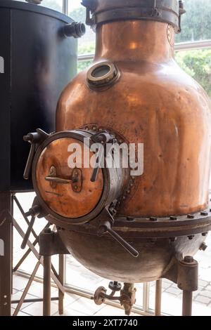 Cuves de distillation en cuivre, production de parfum classique à partir d'ingrédients naturels en Provence, usine de parfum à Grass ou Eze, côte d'Azur, gros plan Banque D'Images