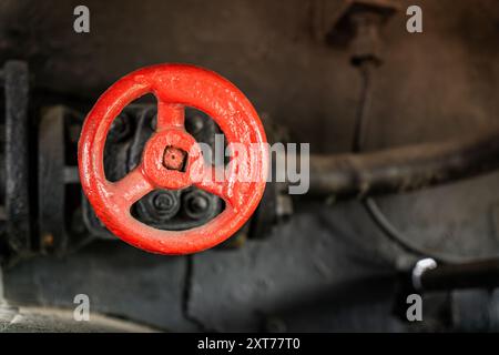 Vue détaillée de la soupape rouge dans le compartiment moteur d'une locomotive à vapeur Banque D'Images