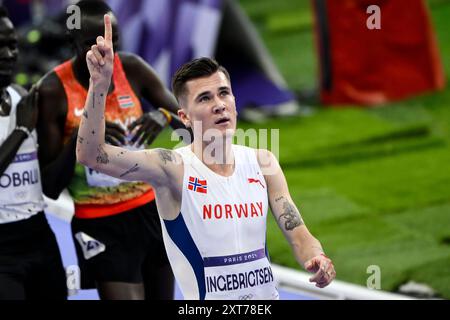 Le norvégien Jakob Ingebrigtsen réagit après avoir participé à la finale du 5000 m masculin aux Jeux Olympiques de Paris 2024 au stade de France à Paris (France), le 10 août 2024. Jakob Ingebrigtsen s'est classé premier en remportant la médaille d'or. Banque D'Images