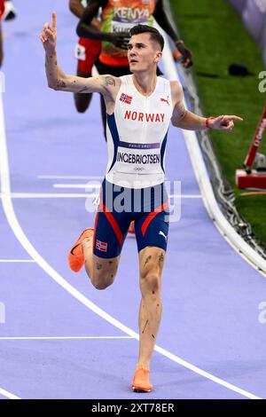 Le norvégien Jakob Ingebrigtsen réagit après avoir participé à la finale du 5000 m masculin aux Jeux Olympiques de Paris 2024 au stade de France à Paris (France), le 10 août 2024. Jakob Ingebrigtsen s'est classé premier en remportant la médaille d'or. Banque D'Images
