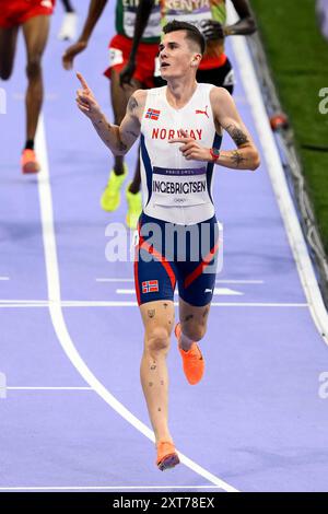 Le norvégien Jakob Ingebrigtsen réagit après avoir participé à la finale du 5000 m masculin aux Jeux Olympiques de Paris 2024 au stade de France à Paris (France), le 10 août 2024. Jakob Ingebrigtsen s'est classé premier en remportant la médaille d'or. Banque D'Images