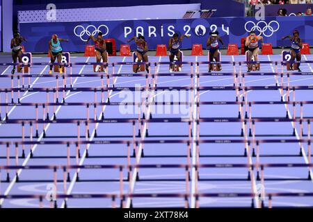 De gauche à droite : Ackera Nugent (Jamaïque), Devynne Charlton (Bahamas), Jasmine Camacho-Quinn (Porto Rico), Alaysha Johnson (États-Unis d'Amérique), Masai Russell (États-Unis d'Amérique), Grace Stark (États-Unis d'Amérique), Nadine visser (pays-Bas), la française Cyrena Samba-Mayela participe au 100 m haies féminin lors des Jeux Olympiques de Paris 2024 au stade de France à Paris (France), le 10 août 2024. Masai Russell s'est classé premier en remportant la médaille d'or, Cyrena Samba-Mayela a terminé deuxième en remportant la médaille d'argent, Jasmine Cmacho-Quinn a terminé troisième en remportant le meda de bronze Banque D'Images