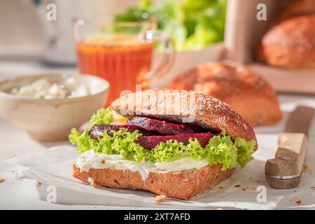 Sandwich sain et délicieux avec betterave et fromage cottage. Sandwich pour un petit déjeuner sain. Banque D'Images