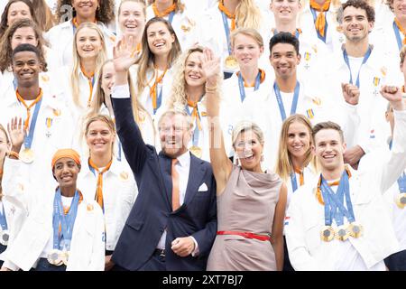 La Haye, pays-Bas. 13 août 2024. Le roi néerlandais Willem-Alexander (avant, 3e R) et la reine Maxima (avant, 2e R) posent avec les médaillés olympiques néerlandais après leur retour des Jeux Olympiques de Paris 2024 au palais huis Ten Bosch à la Haye, pays-Bas, le 13 août 2024. L'équipe des pays-Bas a remporté 15 médailles d'or et une sixième place historique sur le tableau des médailles d'or aux Jeux Olympiques de Paris 2024, marquant ainsi la meilleure performance du pays aux Jeux d'été. Crédit : Sylvia Lederer/Xinhua/Alamy Live News Banque D'Images