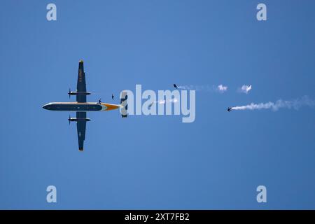 10 août 2024 : l'U. La S Army Golden Knights Parachute Team saute de son Fokker C-31A lors du Chicago Air and Water Show de 2024 par Mike Wulf/CSM Banque D'Images