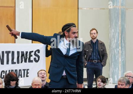 14 août 2024, Australie, Canberra, foyer du Parlement. Climat 14 août 2024, Australie, Canberra, foyer du Parlement. Protestation - les propriétaires traditionnels, les membres de la communauté Pasifika et les survivants des catastrophes climatiques organisent un sit-in appelant le gouvernement albanais à introduire un déclencheur climatique législatif et à exclure plus de projets de charbon et de gaz Banque D'Images