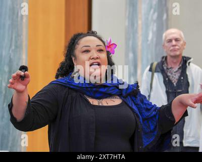 14 août 2024, Australie, Canberra, foyer du Parlement. Climat 14 août 2024, Australie, Canberra, foyer du Parlement. Protestation - les propriétaires traditionnels, les membres de la communauté Pasifika et les survivants des catastrophes climatiques organisent un sit-in appelant le gouvernement albanais à introduire un déclencheur climatique législatif et à exclure plus de projets de charbon et de gaz Banque D'Images