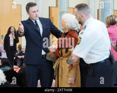 14 août 2024, Australie, Canberra, foyer du Parlement. Climat 14 août 2024, Australie, Canberra, foyer du Parlement. Protestation - les propriétaires traditionnels, les membres de la communauté Pasifika et les survivants des catastrophes climatiques organisent un sit-in appelant le gouvernement albanais à introduire un déclencheur climatique législatif et à exclure plus de projets de charbon et de gaz Banque D'Images