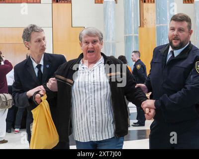 14 août 2024, Australie, Canberra, foyer du Parlement. Climat 14 août 2024, Australie, Canberra, foyer du Parlement. Protestation - les propriétaires traditionnels, les membres de la communauté Pasifika et les survivants des catastrophes climatiques organisent un sit-in appelant le gouvernement albanais à introduire un déclencheur climatique législatif et à exclure plus de projets de charbon et de gaz Banque D'Images