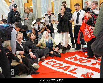 14 août 2024, Australie, Canberra, foyer du Parlement. Climat 14 août 2024, Australie, Canberra, foyer du Parlement. Protestation - les propriétaires traditionnels, les membres de la communauté Pasifika et les survivants des catastrophes climatiques organisent un sit-in appelant le gouvernement albanais à introduire un déclencheur climatique législatif et à exclure plus de projets de charbon et de gaz Banque D'Images