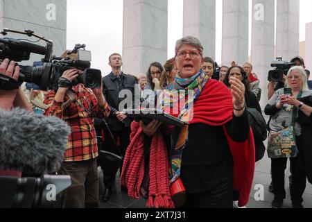 14 août 2024, Australie, Canberra, foyer du Parlement. Climat 14 août 2024, Australie, Canberra, foyer du Parlement. Protestation - les propriétaires traditionnels, les membres de la communauté Pasifika et les survivants des catastrophes climatiques organisent un sit-in appelant le gouvernement albanais à introduire un déclencheur climatique législatif et à exclure plus de projets de charbon et de gaz Banque D'Images