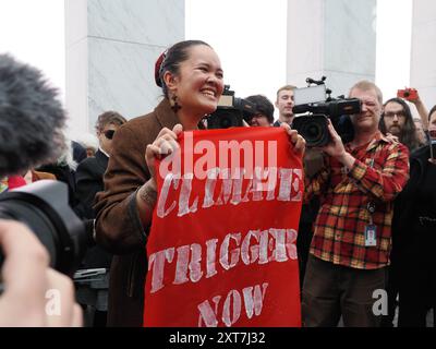 14 août 2024, Australie, Canberra, foyer du Parlement. Climat 14 août 2024, Australie, Canberra, foyer du Parlement. Protestation - les propriétaires traditionnels, les membres de la communauté Pasifika et les survivants des catastrophes climatiques organisent un sit-in appelant le gouvernement albanais à introduire un déclencheur climatique législatif et à exclure plus de projets de charbon et de gaz Banque D'Images