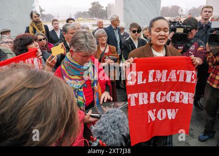 14 août 2024, Australie, Canberra, foyer du Parlement. Climat 14 août 2024, Australie, Canberra, foyer du Parlement. Protestation - les propriétaires traditionnels, les membres de la communauté Pasifika et les survivants des catastrophes climatiques organisent un sit-in appelant le gouvernement albanais à introduire un déclencheur climatique législatif et à exclure plus de projets de charbon et de gaz Banque D'Images