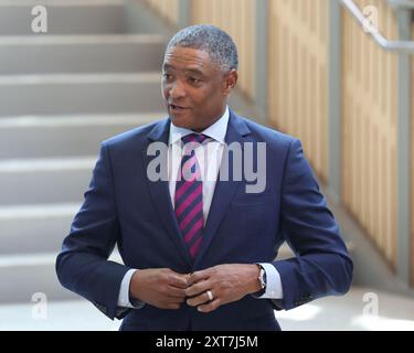 La Nouvelle-Orléans, États-Unis. 13 août 2024. L'ancien membre de la Chambre des représentants des États-Unis (Louisiane, 2e district) Cedric Richmond descend les escaliers lors du Biden cancer Moonshot Event à l'A.B. Freeman School of Business sur le campus de l'Université Tulane à la Nouvelle-Orléans, Louisiane, le mardi 13 août 2024. Richmond a également occupé le poste de conseiller principal auprès du président sous l'administration Biden de 2021 à 2022. (Photo de Peter G. Forest/Sipa USA) crédit : Sipa USA/Alamy Live News Banque D'Images