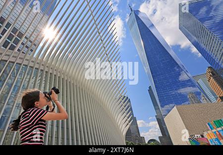 Une adolescente touriste fait une photo de la Tour de la liberté. Situé dans Lower Manhattan, se trouve 1 776 pieds de haut sur le site de l'ancien World Trade Center Banque D'Images