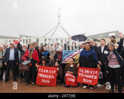 14 août 2024, Australie, Canberra, foyer du Parlement. Climat 14 août 2024, Australie, Canberra, foyer du Parlement. Protestation - les propriétaires traditionnels, les membres de la communauté Pasifika et les survivants des catastrophes climatiques organisent un sit-in appelant le gouvernement albanais à introduire un déclencheur climatique législatif et à exclure plus de projets de charbon et de gaz Banque D'Images