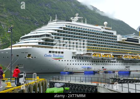 Costa Diadema, un navire de croisière de classe Dream exploité par Costa Crociere, amarré dans les fjords de Giranger, en Norvège Banque D'Images